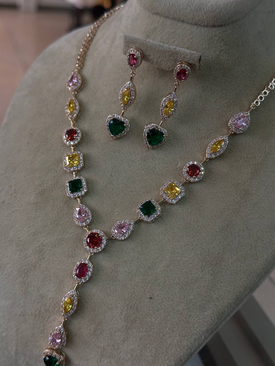 Vip Çelik Gold Renk Zirkon Renkli Taşlı Premium Seri Antialerjik Kolye Küpe İkili Set Takım Kolye 42 cm. Küpe 4,5 cm.