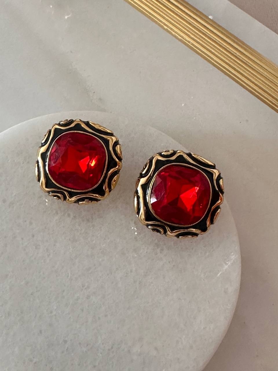 Gold Renk 925 K Gümüş Kaplama Kırmızı Kristal Taşlı Tasarım Küpe En Boy 2,5 cm.