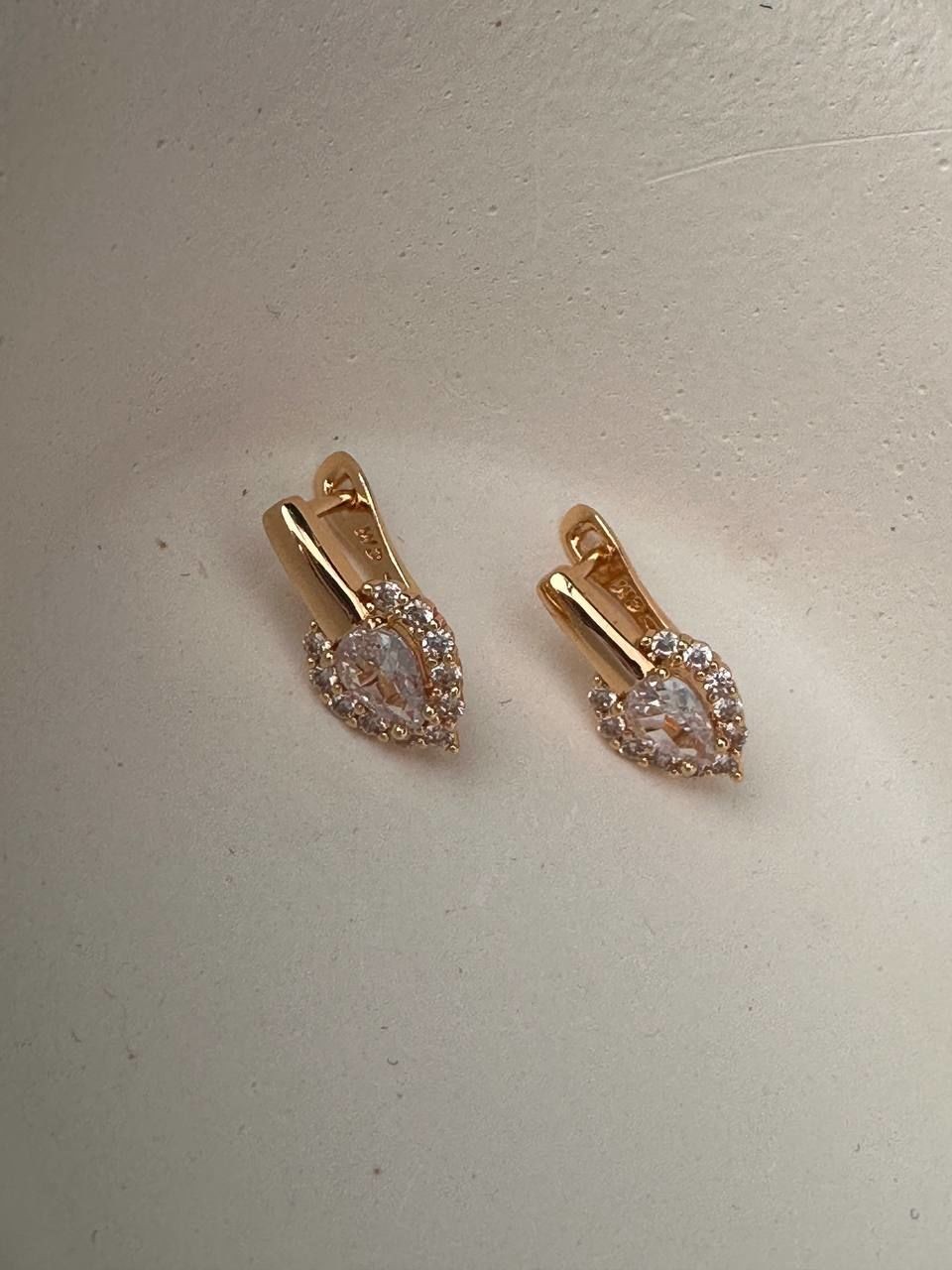 Vip Çelik Gold Renk Zirkon Damla Taşlı Oval Halka Küpe Genişlik 1 cm. Uzunluk 1,5 cm.