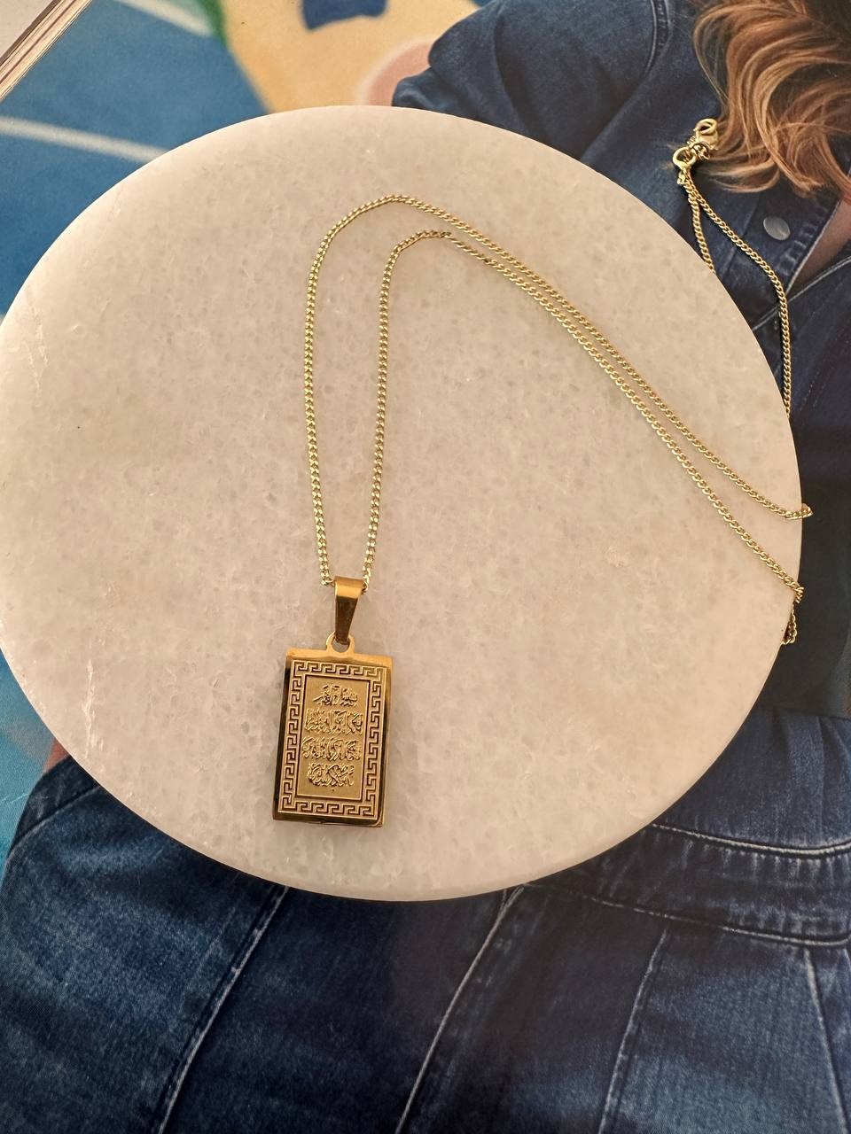 Vip Çelik 14 Ayar Altın Rengi Nazar Dualı Dikdörtgen Plaka Kolye Uzunluk 45 cm. Uç 1 cm. x 1,5 cm.