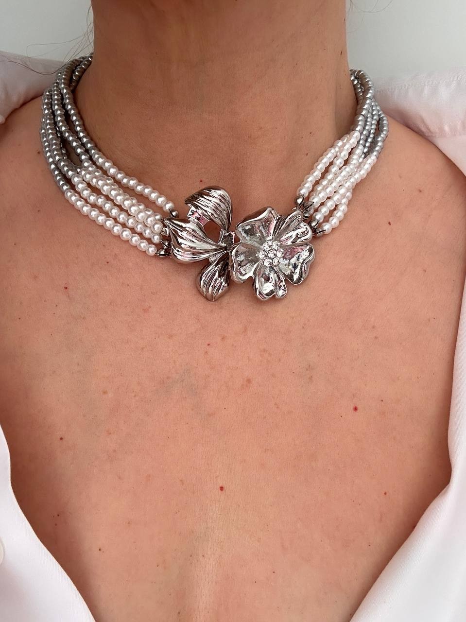 Gümüş Renk Rodyum Kaplama Zirkon Taşlı Beyaz ve Gri İnci Detaylı Çiçek Figürlü 5 Sıralı Choker Kolye Uzunluk 45 cm.