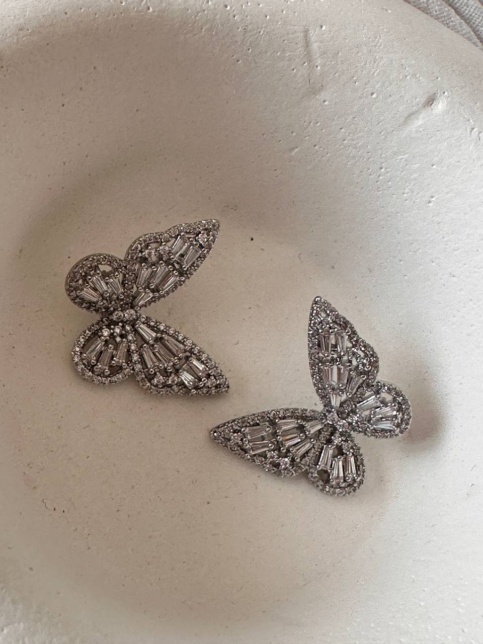 Vip Seri Gümüş Renk 925 K Gümüş Kaplama Zirkon Baget Taşlı Kelebek Figürlü Küpe Genişlik 2,5 cm.