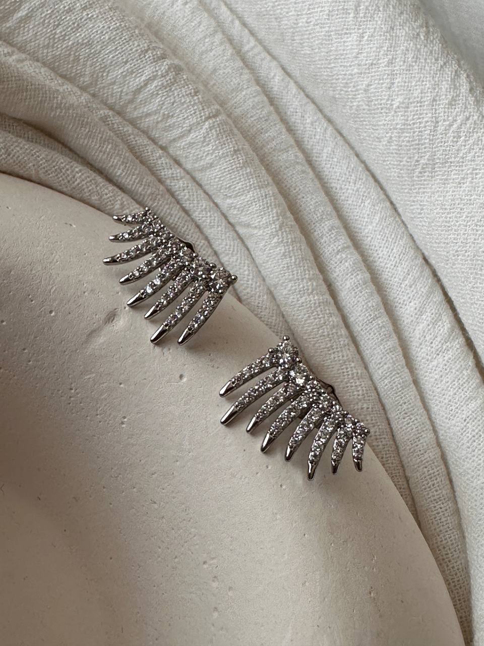 Vip Çelik Gümüş Renk Zirkon Taşlı Antialerjik Tasarım Küpe Genişlik 2 cm.