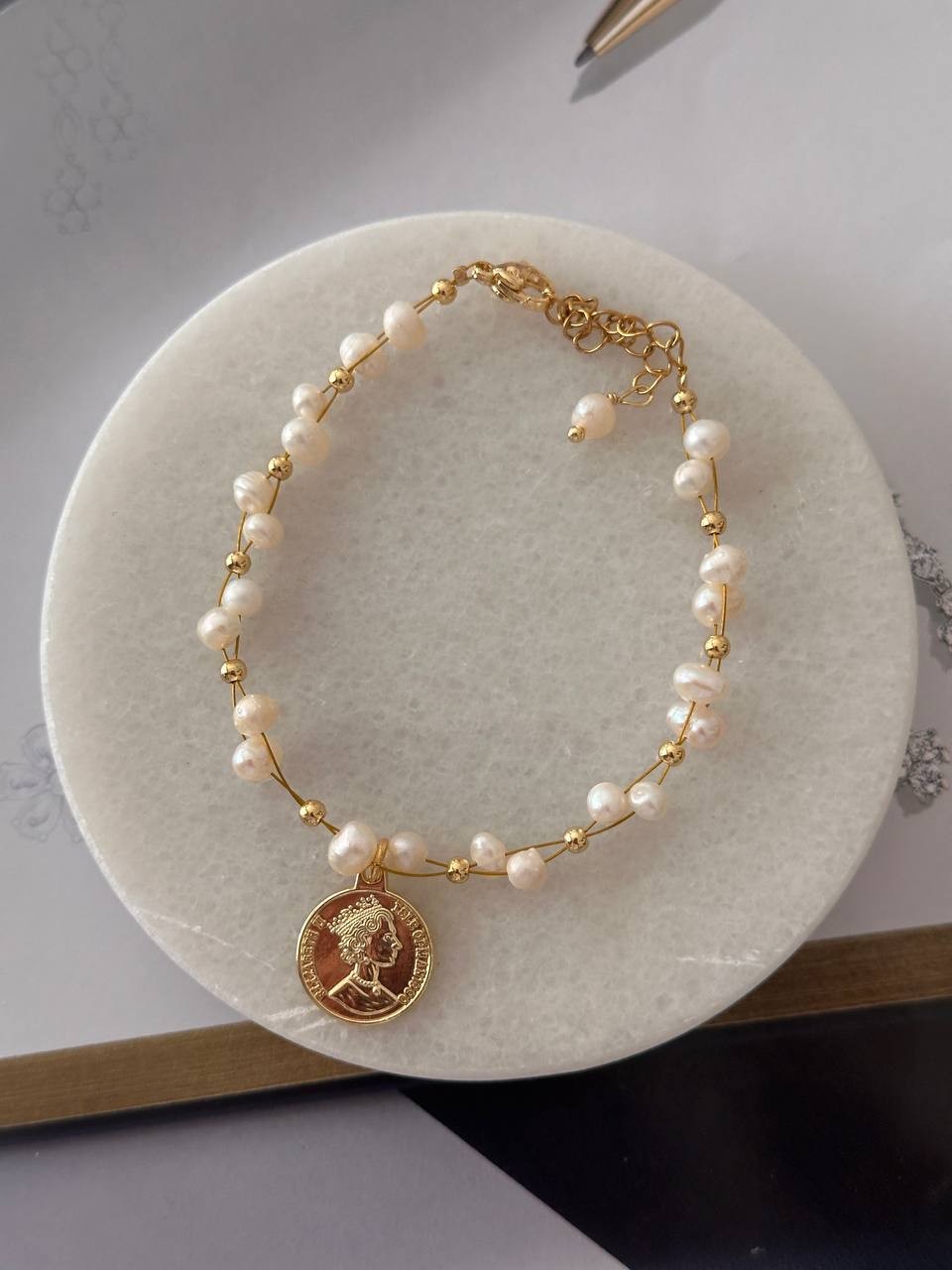 Vip Çelik Gold Renk Orijinal Doğal İnci ve Madalyon Sallantılı Bileklik Uzunluk Min. 17 cm. Max. 22 cm.