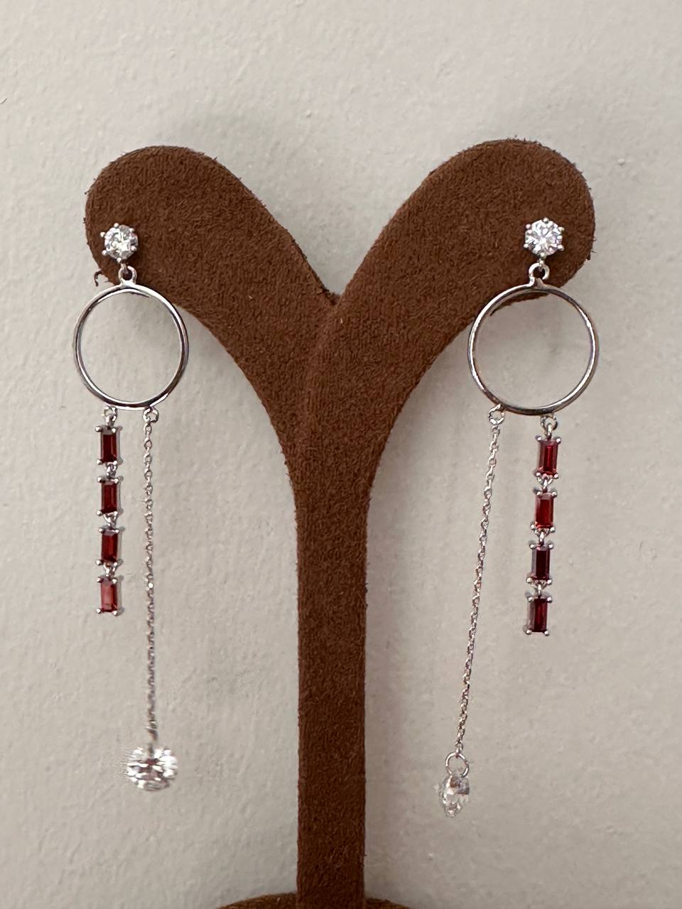 Vip Çelik Gümüş Renk Zirkon Kırmızı ve Beyaz Taşlı Antialerjik Sallantılı Tasarım Küpe Uzunluk 7 cm.