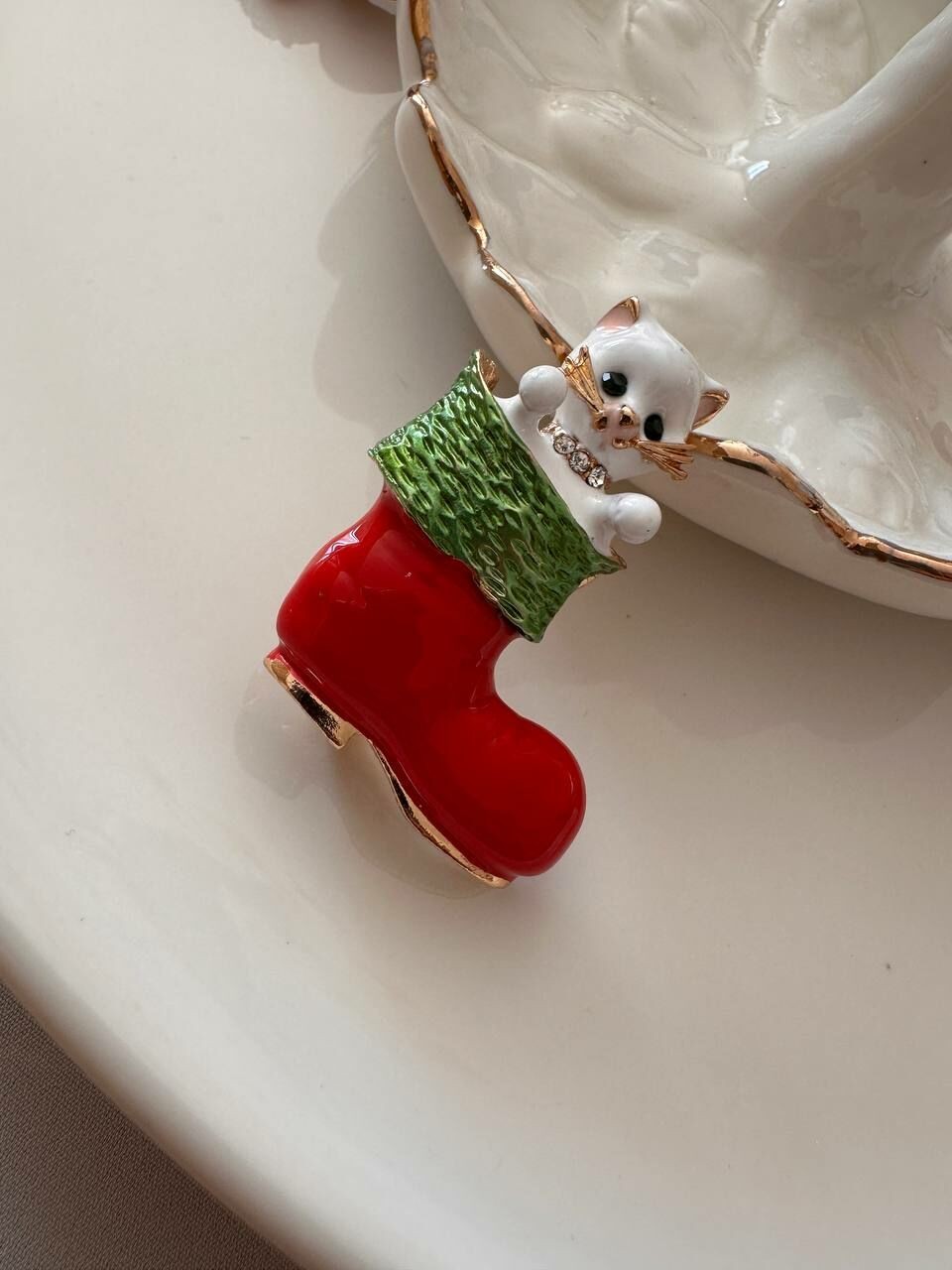 Gold Renk Bot ve Kedi Tasarım Broş Genişlik 3 cm. Boy 4 cm.