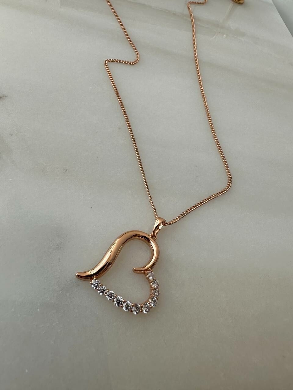 Vip Çelik Gold Renk Zirkon Taş Antialerjik Kalp Sallantılı Kolye Uzunluk 70 cm. Kalp 3 cm. x 2,5 cm.