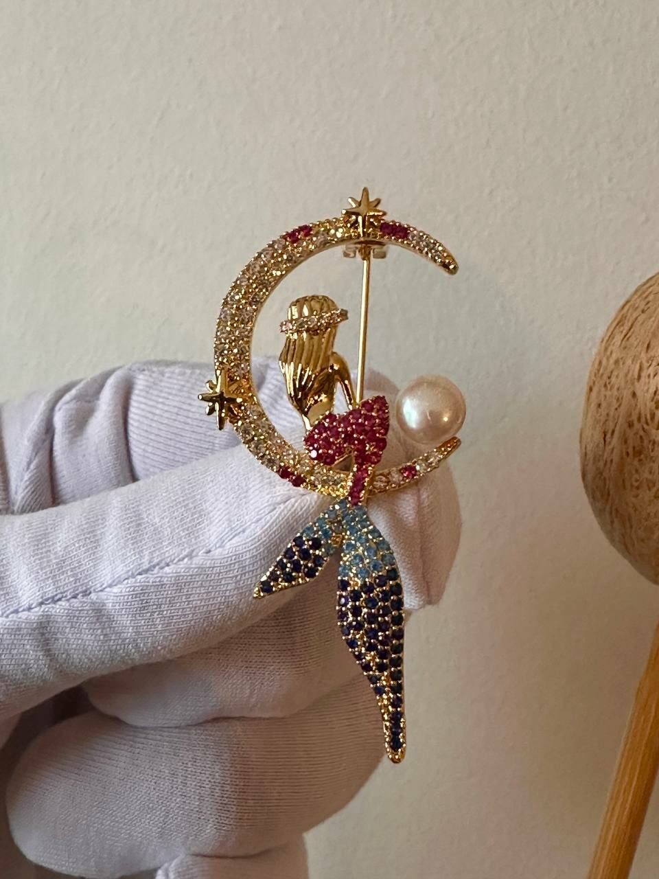 Gold Renk Orijinal Zirkon Taş Ay ve Deniz Kızı Özel Tasarım Broş Genişlik 2,5 cm. Uzunluk 5 cm.