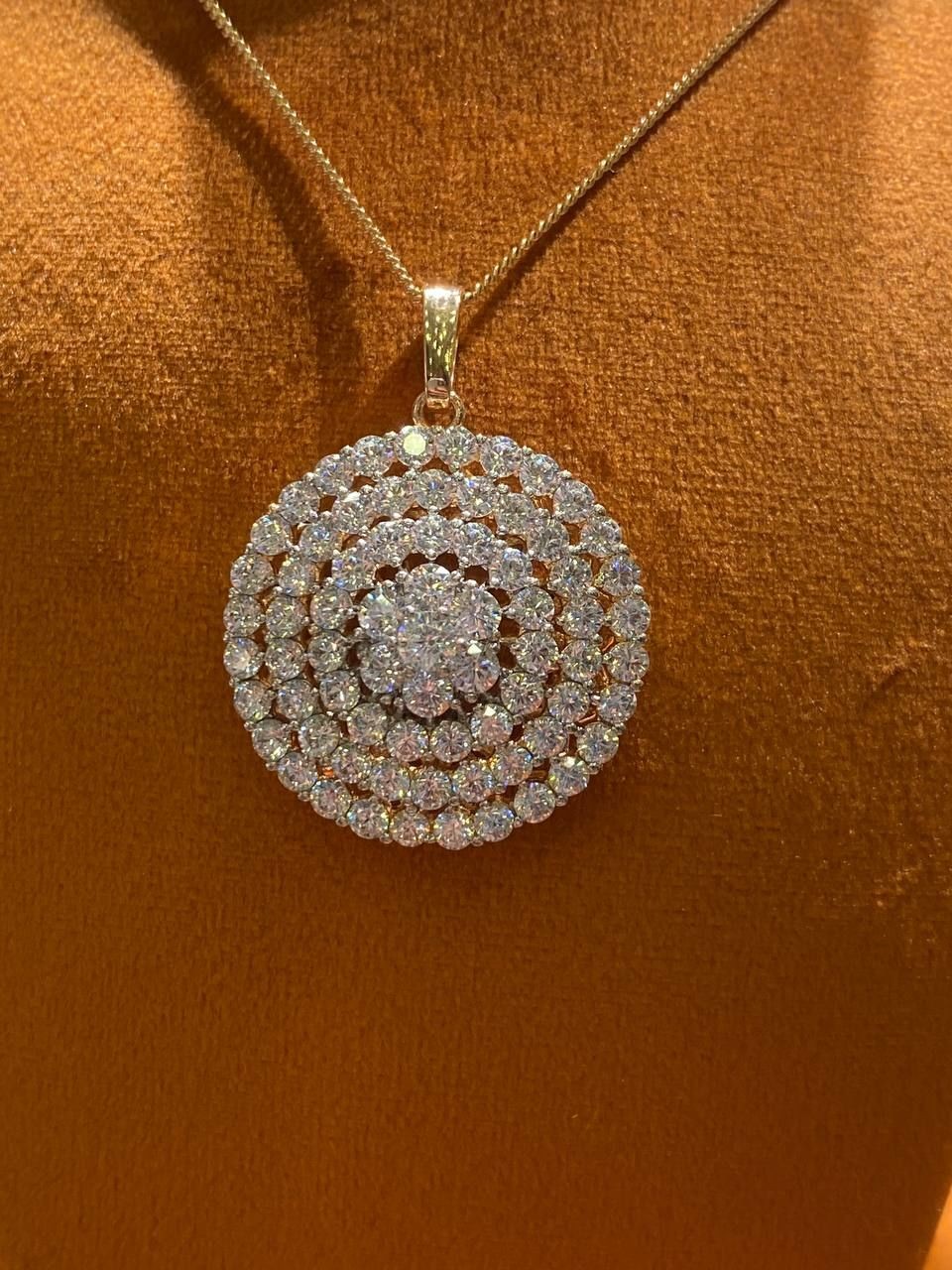 Vip Çelik Gold Renk Zirkon Taş Antialerjik Özel Tasarım Kolye Uzunluk 43 cm. Uç Genişlik 2,5 cm.