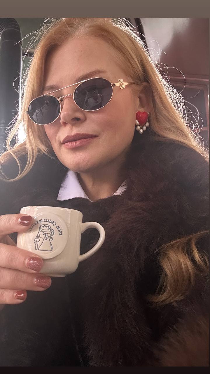 Vip Çelik Gold Renk Orijinal Doğal İnci Sallantılı Kırmızı Kalp Küpe Genişlik 2,5 cm. Uzunluk 3 cm.