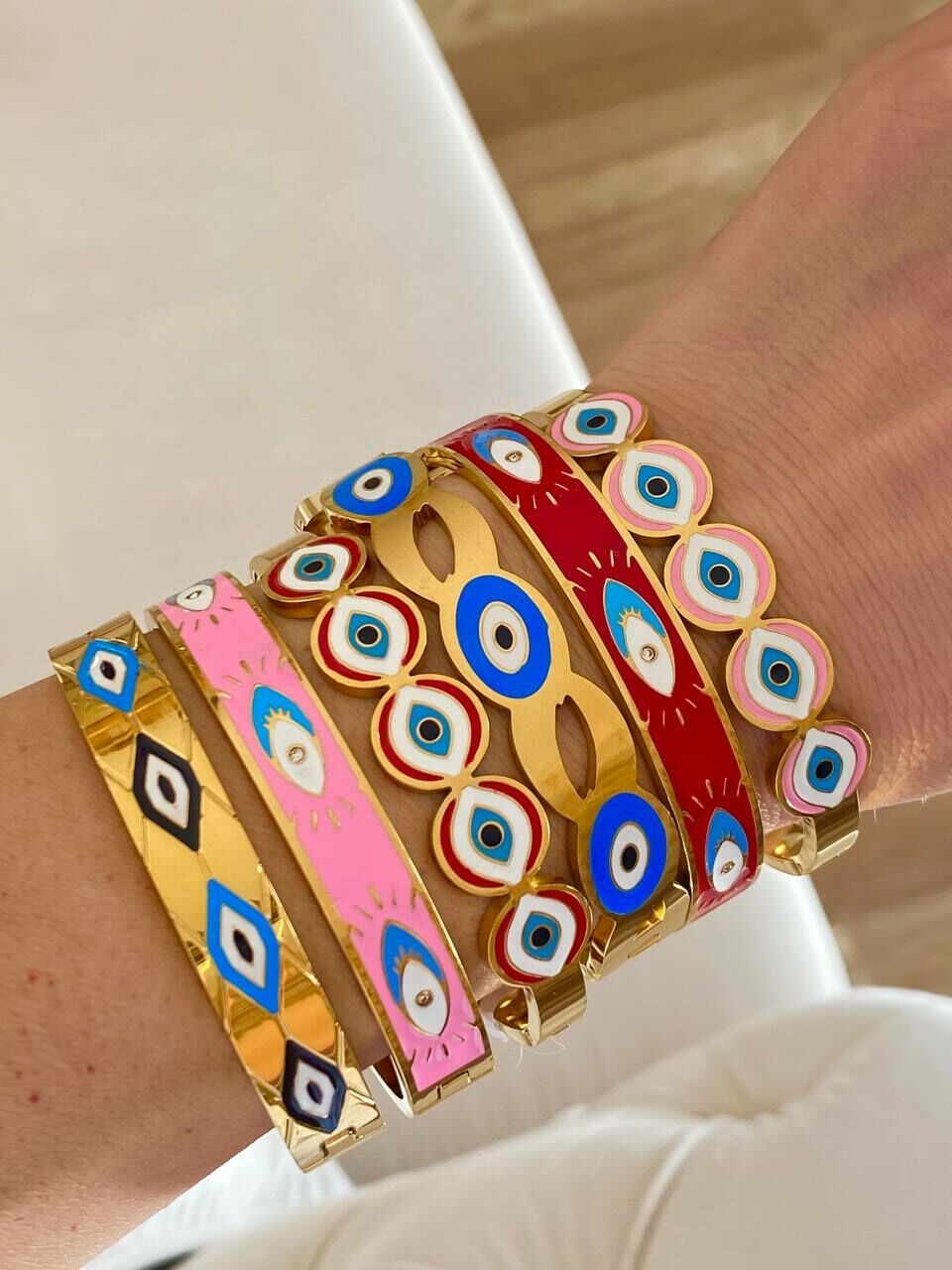 Vip Çelik Gold Renk Pembe Mineli Göz Figürlü Kelepçe Bileklik Genişlik 6 cm. Kalınlık 1 cm.