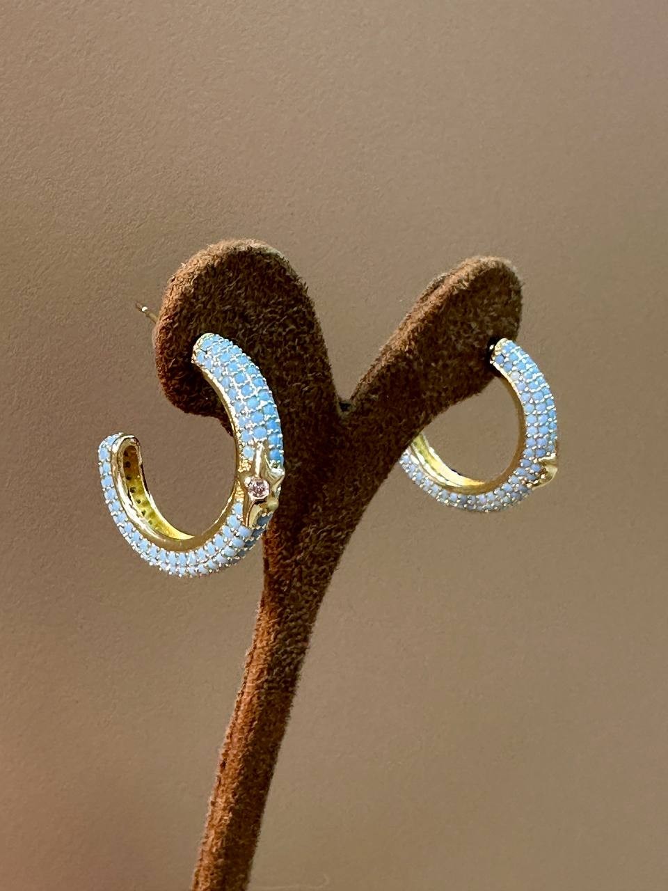 Vip Seri 925 K Gümüş Kaplama Gold Renk Zirkon Turkuaz Taşlı Yarım Halka Küpe En Boy 2 cm.