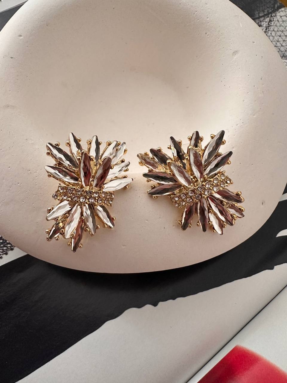 Gold Renk 925 K Gümüş Kaplama Zirkon Taşlı Tasarım Küpe Genişlik 3 cm. Uzunluk 4 cm.