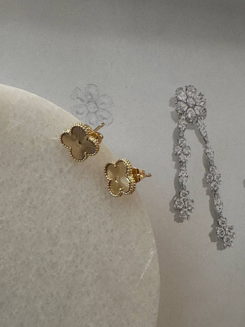 Vip Seri Gold Renk Rodyum Kaplama Yonca Figürlü Küpe Genişlik 1 cm.