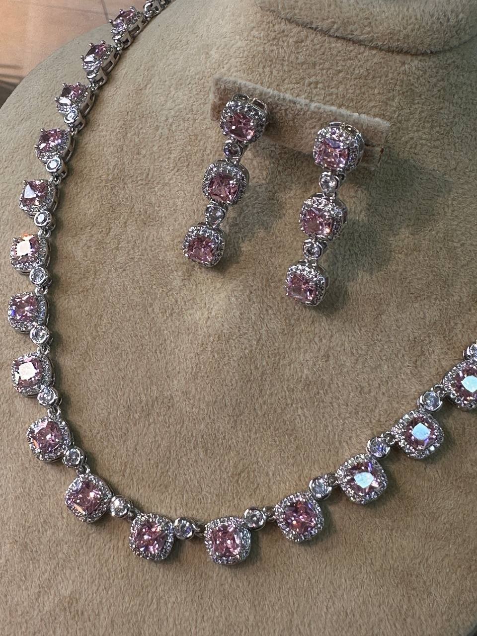 Vip Çelik Gümüş Renk Zirkon Beyaz ve Pembe Taşlı Premium Seri Kolye Küpe Bileklik 3'lü Set Takım