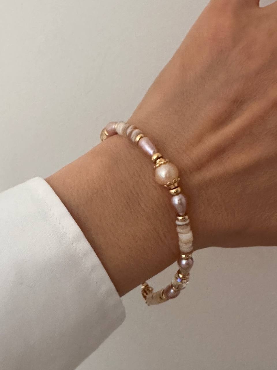 Vip Çelik Gold Renk Orijinal Doğal Pudra Renk İnci ve Kristal Renkli Taşlı Bileklik Uzunluk Min. 17 cm. Max. 22 cm.