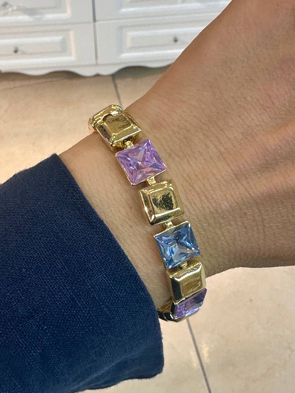 Vip Çelik Gold Renk Zirkon Renkli Taşlı Premium Seri Bileklik Uzunluk 17 cm. Ek Klipsle 19 cm. Kalınlık 1 cm.