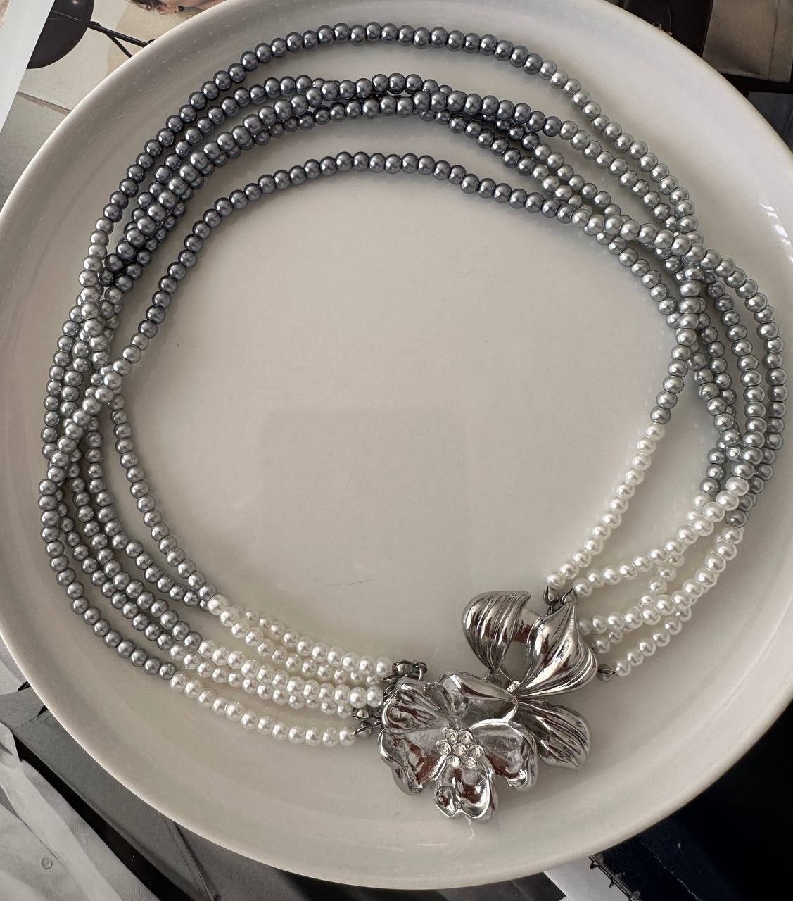Gümüş Renk Rodyum Kaplama Zirkon Taşlı Beyaz ve Gri İnci Detaylı Çiçek Figürlü 5 Sıralı Choker Kolye Uzunluk 45 cm.
