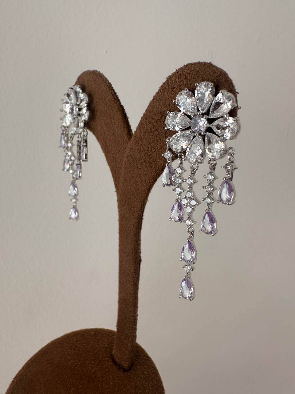 Vip Seri Gümüş Renk 925 K Gümüş Kaplama Zirkon Damla Taş Sallantılı Çiçek Figürlü Özel Tasarım Küpe Uzunluk 4 cm.