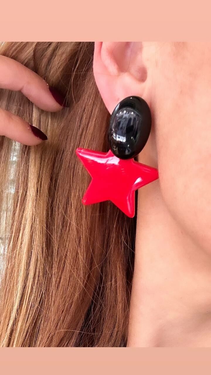 Platin Renk Rodyum Kaplama Siyah ve Kırmızı Yıldız Detaylı Küpe Genişlik 3 cm. Uzunluk 4,5 cm.