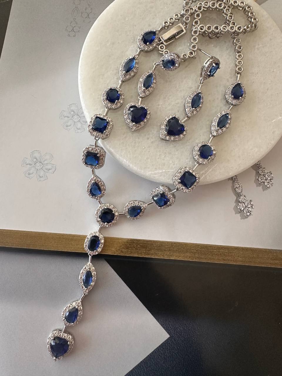 Vip Çelik Gümüş Renk Zirkon Beyaz ve Gece Mavisi Taşlı Premium Seri Antialerjik Kolye Küpe İkili Set Takım Kolye 42 cm. Küpe 4,5 cm.