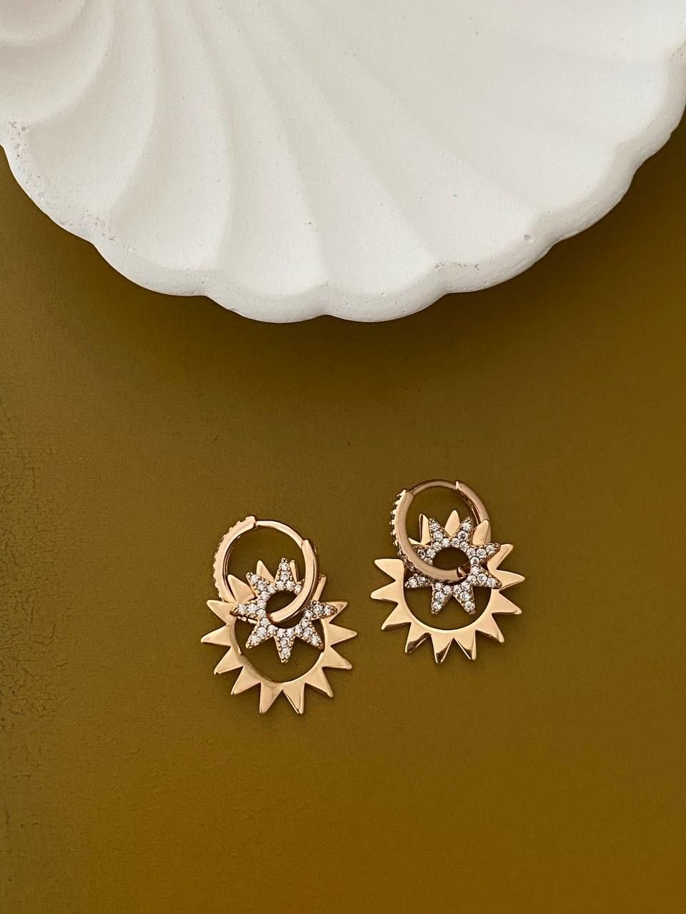 Vip Çelik Gold Renk Zirkon Taş Antialerjik Sallantılı Halka Küpe Genişlik 1,3 cm. Uzunluk 2 cm.