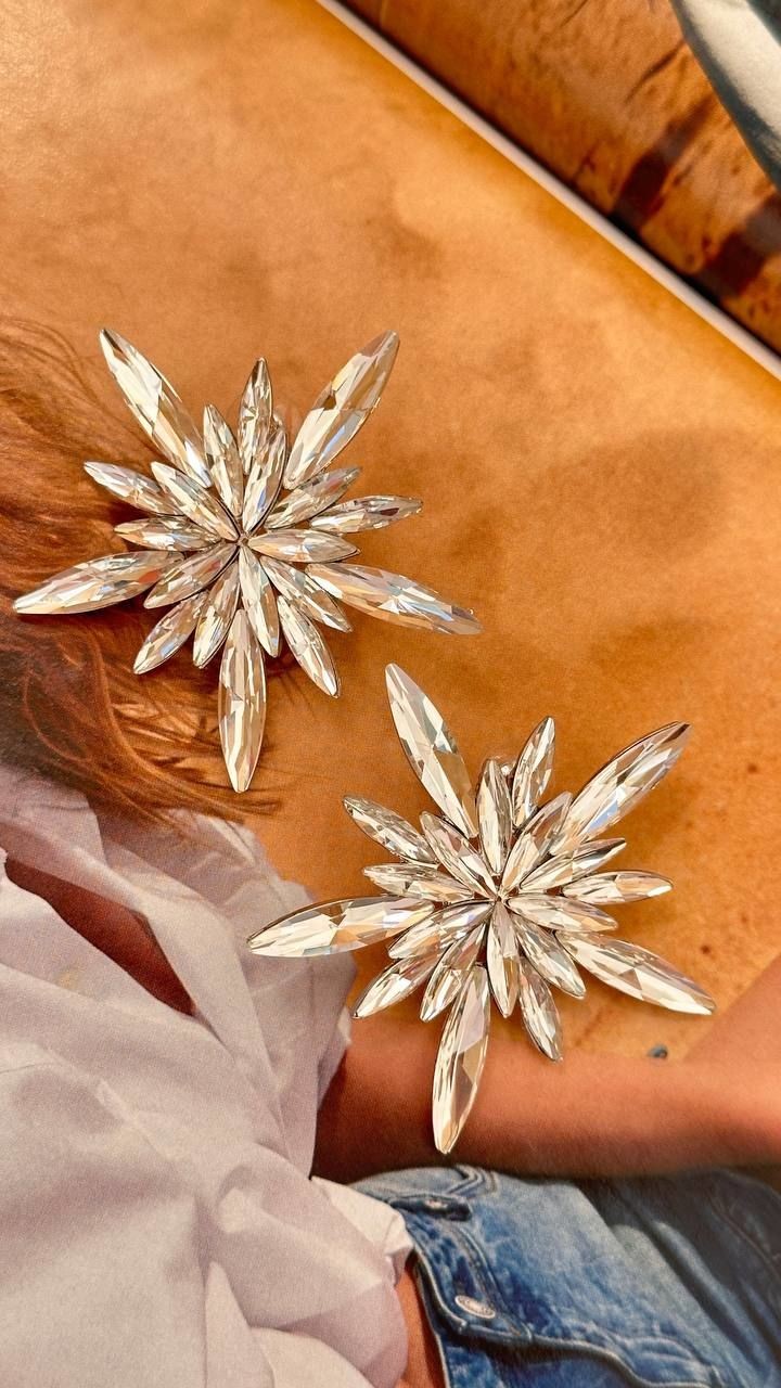 Gümüş Renk Rodyum Kaplama Kristal Taşlı Kutup Yıldızı Tasarım Küpe En Boy 6 cm.