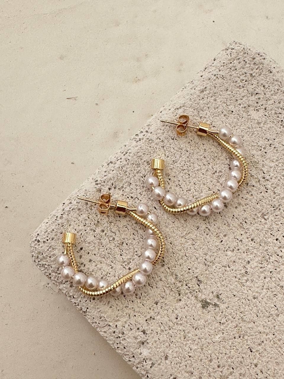 Gold Renk Rodyum Kaplama İnci Detaylı Yarım Halka Küpe Genişlik 2,5 cm. Uzunluk 3 cm.