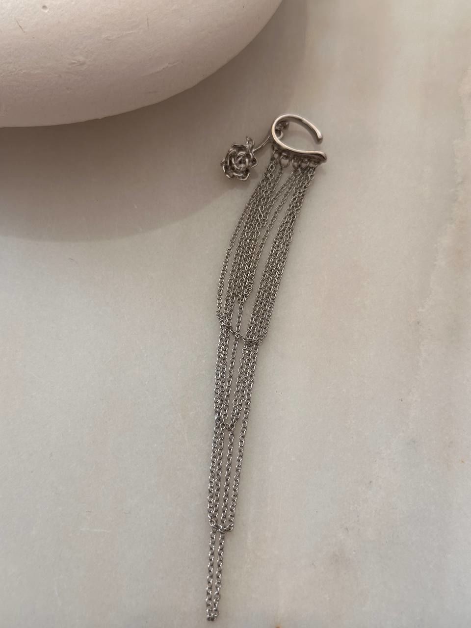 Vip Çelik Gümüş Renk Çiçek Detaylı Ear Cuff Küpe Uzunluk 11 cm. ( Bir Adet )