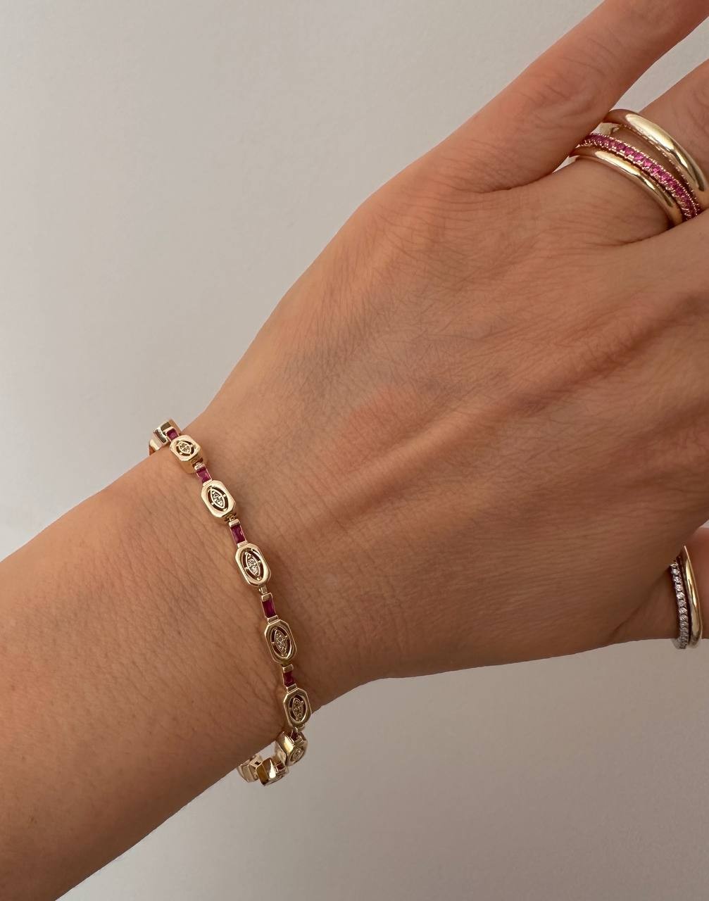 Gold Renk Zirkon Pembe ve Beyaz Taşlı Vip Seri Rodyum Kaplama Bileklik Uzunluk 16,5 cm. Ek Klipsle 18 cm.