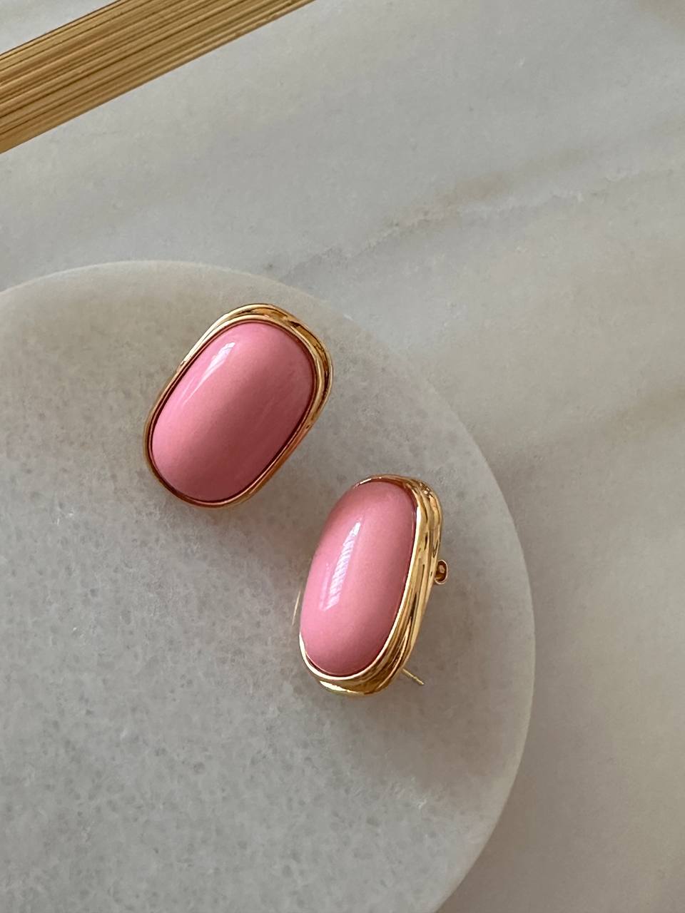 Vip Seri Gold Renk 925 K Gümüş Kaplama Pembe Taşlı Küpe Genişlik 1,5 cm. Uzunluk 2,5 cm.