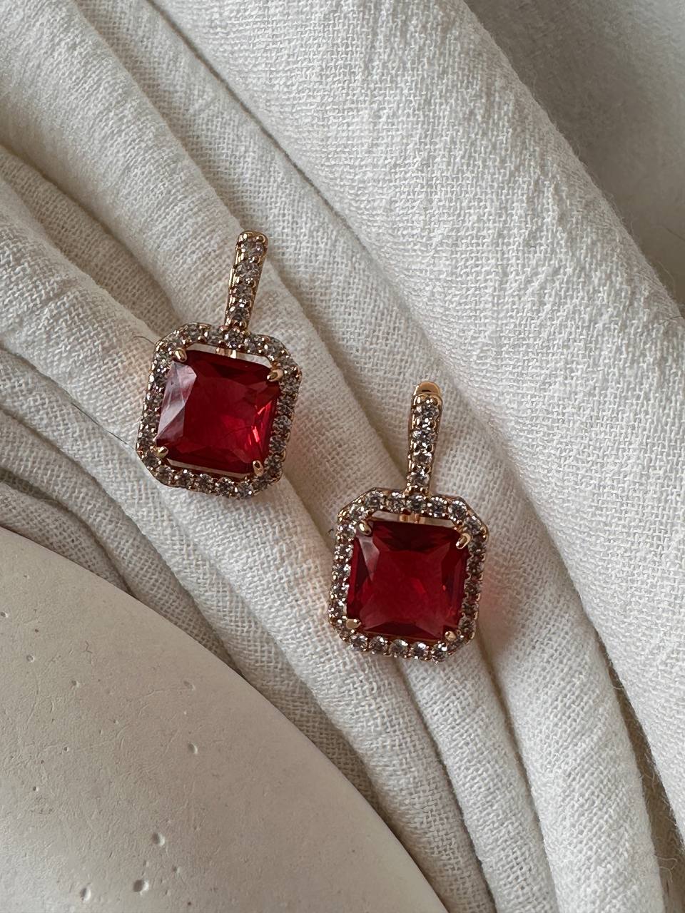 Vip Çelik Gold Renk Zirkon Beyaz ve Kırmızı Baget Taşlı Antialerjik Oval Halka Küpe Genişlik 1,3cm. Uzunluk 2,5 cm.