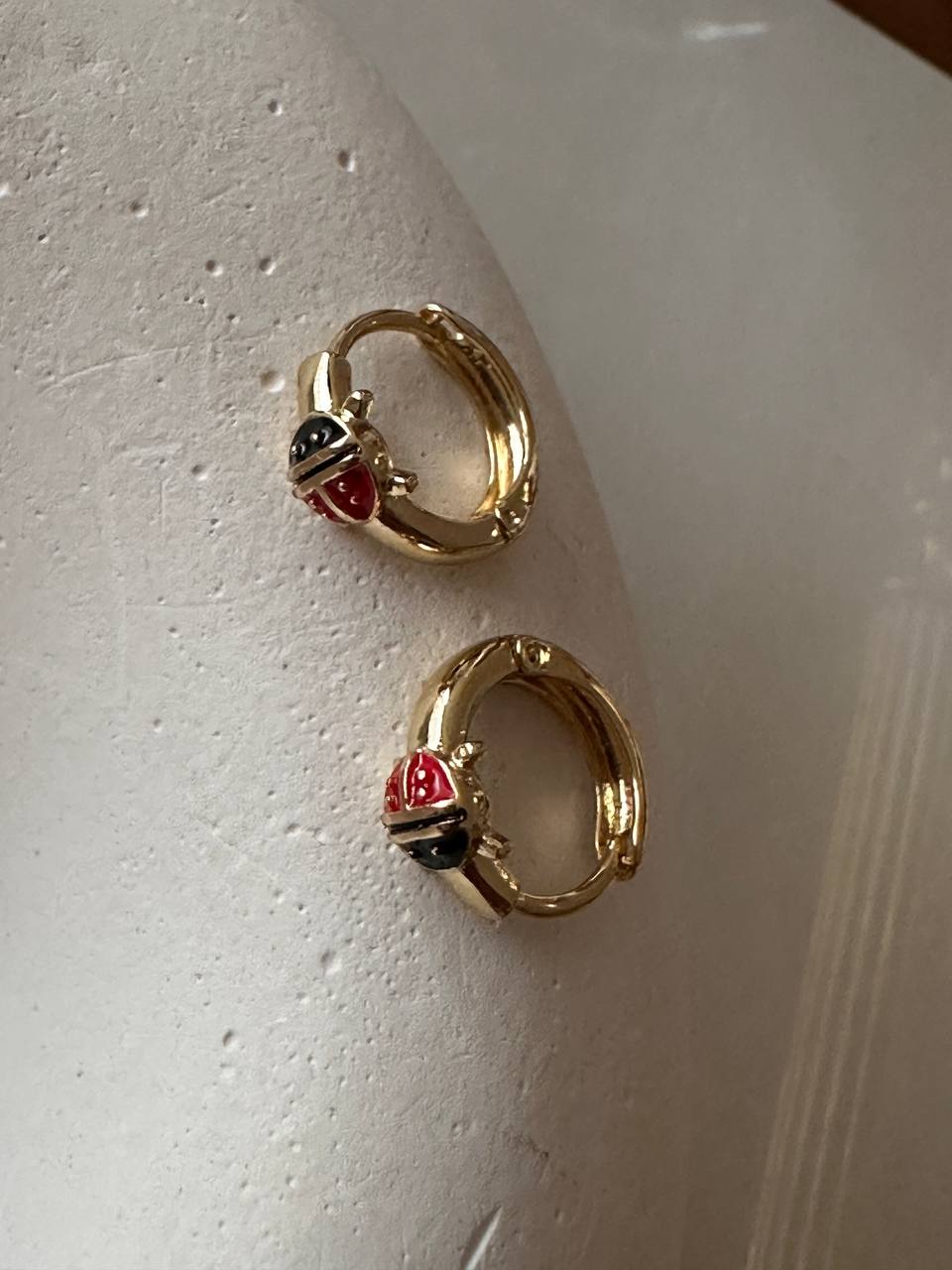 Vip Çelik Gold Renk Uğur Böceği Figürlü Antialerjik Halka Küpe / Çocuk Halka Küpe Genişlik 1 cm.