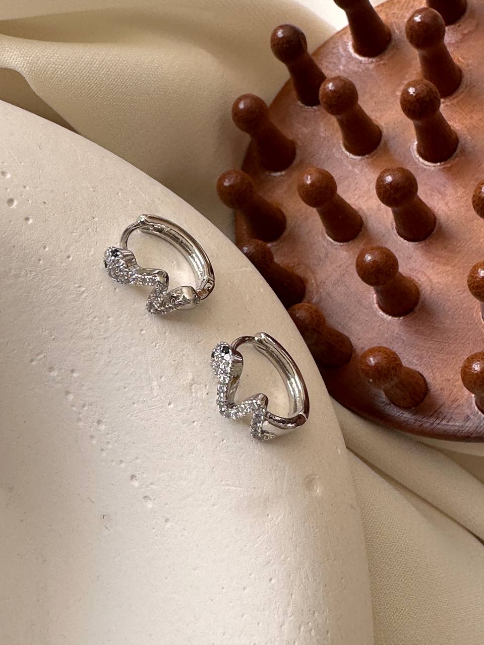 Vip Çelik Gümüş Renk Zirkon Taşlı Yılan Figürlü Halka Küpe Genişlik 1,3 cm.