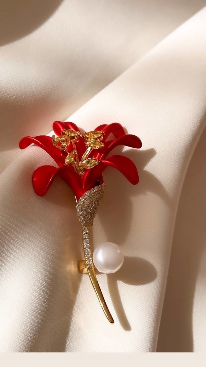 Gold Renk Orijinal Zirkon Taş ve İnci Detaylı Özel Tasarım Broş Genişlik 3 cm. Uzunluk 6 cm.