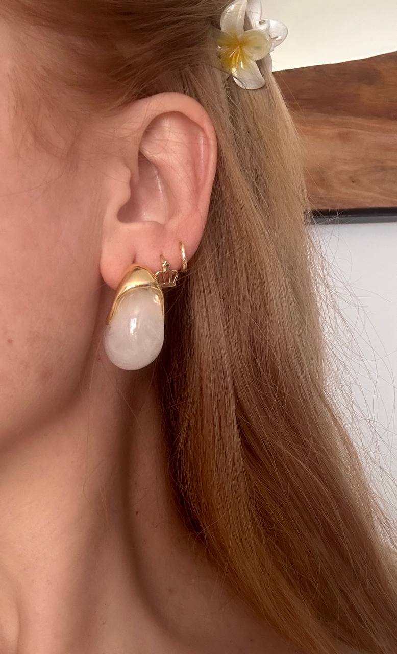 Vip Seri Gold Renk 925 K Gümüş Kaplama Krem Rengi Oval Akrilik Küpe Genişlik 1,5 cm. Uzunluk 3 cm.