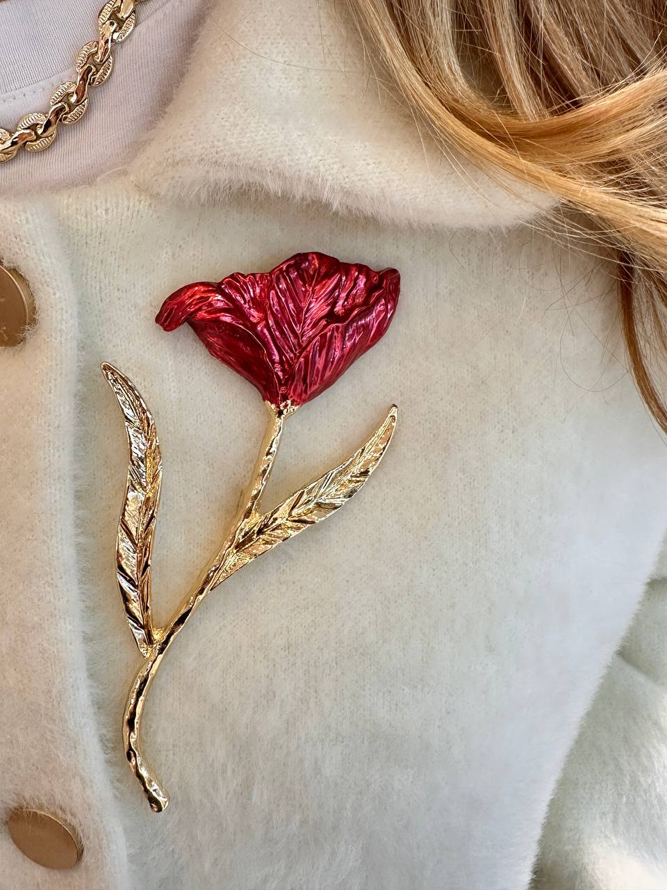 Metal Gold Renk Kırmızı Gül Figürlü Broş / Yaka İğnesi Genişlik 4 cm. Uzunluk 14 cm.