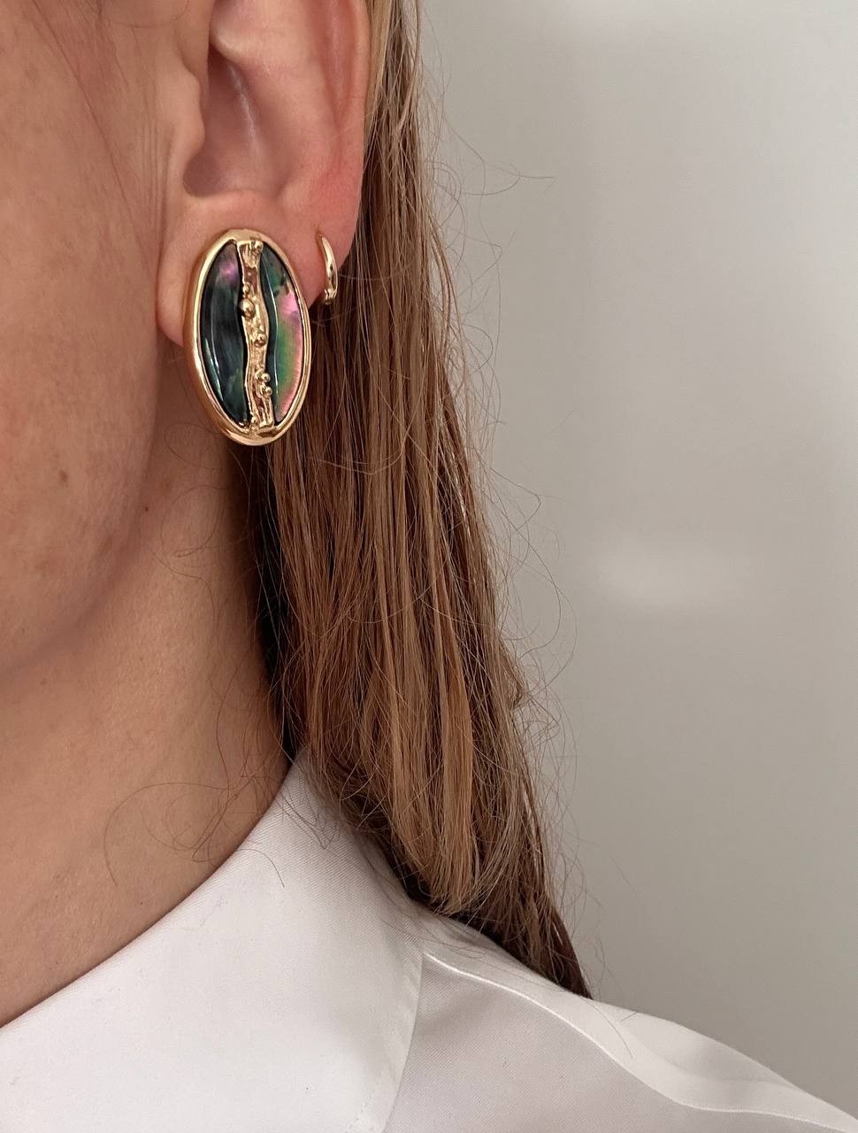 Gold Renk 925 K Gümüş Kaplama Yeşil Pembe Yanar Döner Taşlı Oval Küpe Genişlik 1,5 cm. Uzunluk 3 cm.