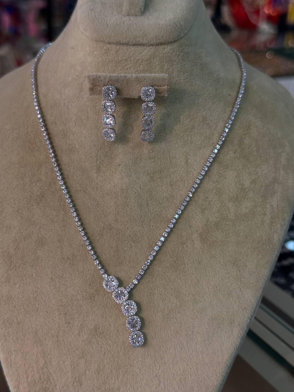 Vip Seri Gümüş Renk Zirkon Taşlı Rodyum Kaplama Su Yolu Kolye Küpe Set Takım Uzunluk 40 cm. 45 cm. Taş 2 mm. Küpe 2,5 cm.
