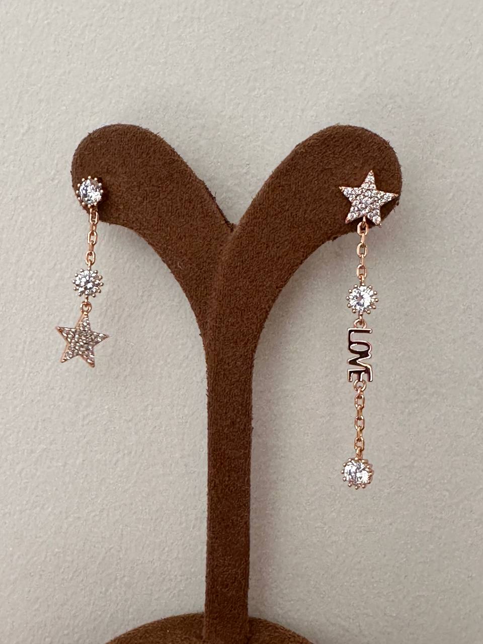 Vip Çelik Gold Renk Zirkon Taşlı Yıldız Figürlü Love Yazılı Sallantılı Küpe Uzunluk 5 cm. 3 cm.