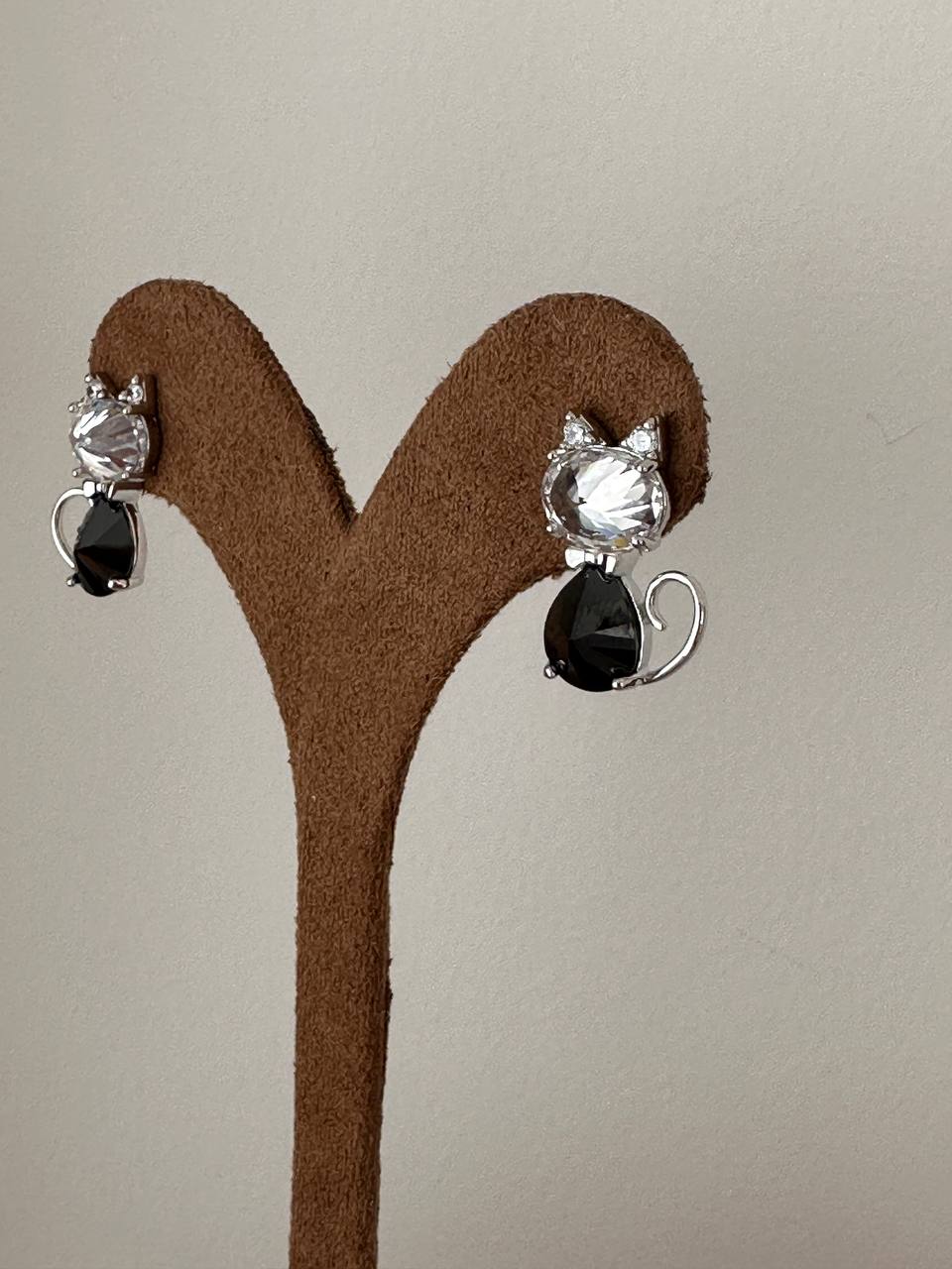 Vip Seri Gümüş Renk 925 K Gümüş Kaplama Zirkon Siyah ve Beyaz Taşlı Kedi Figürlü Küpe Uzunluk 2 cm.