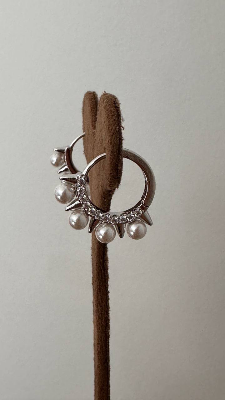 Vip Çelik Gümüş Renk Zirkon Taşlı ve İnci Detaylı Halka Küpe Genişlik 1,7 cm.