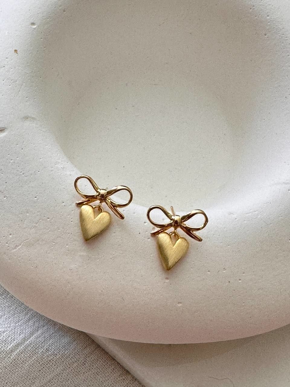 925 Ayar Gümüş Kaplama Gold Renk Fiyonk Detaylı Kalp Sallantılı Küpe En Boy 1,5 cm.