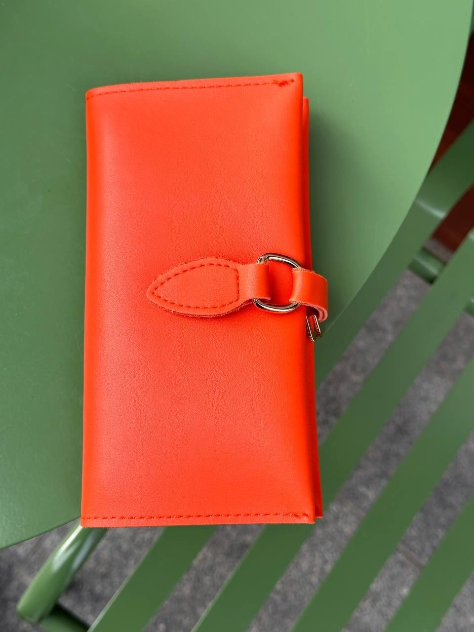 Suni Deri Turuncu Renk Çift Taraflı Fermuar Bölmeli Telefon Koyulabilen Cüzdan Uzunluk 18 cm. Genişlik 10 cm.