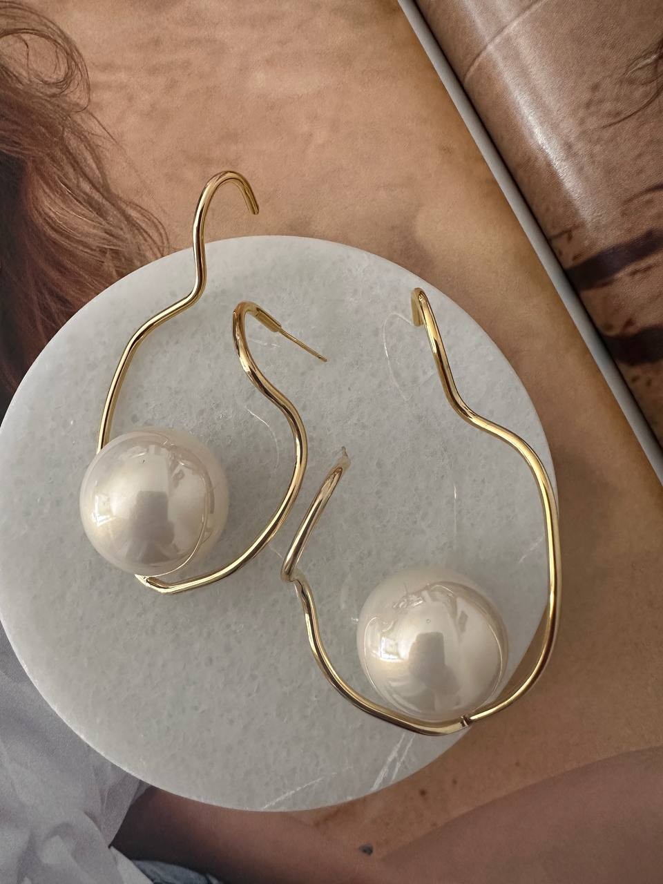 Vip Seri Gold Renk Rodyum Kaplama Büyük İnci Detaylı Özel Tasarım Küpe Genişlik 4 cm. Uzunluk 6,5 cm.