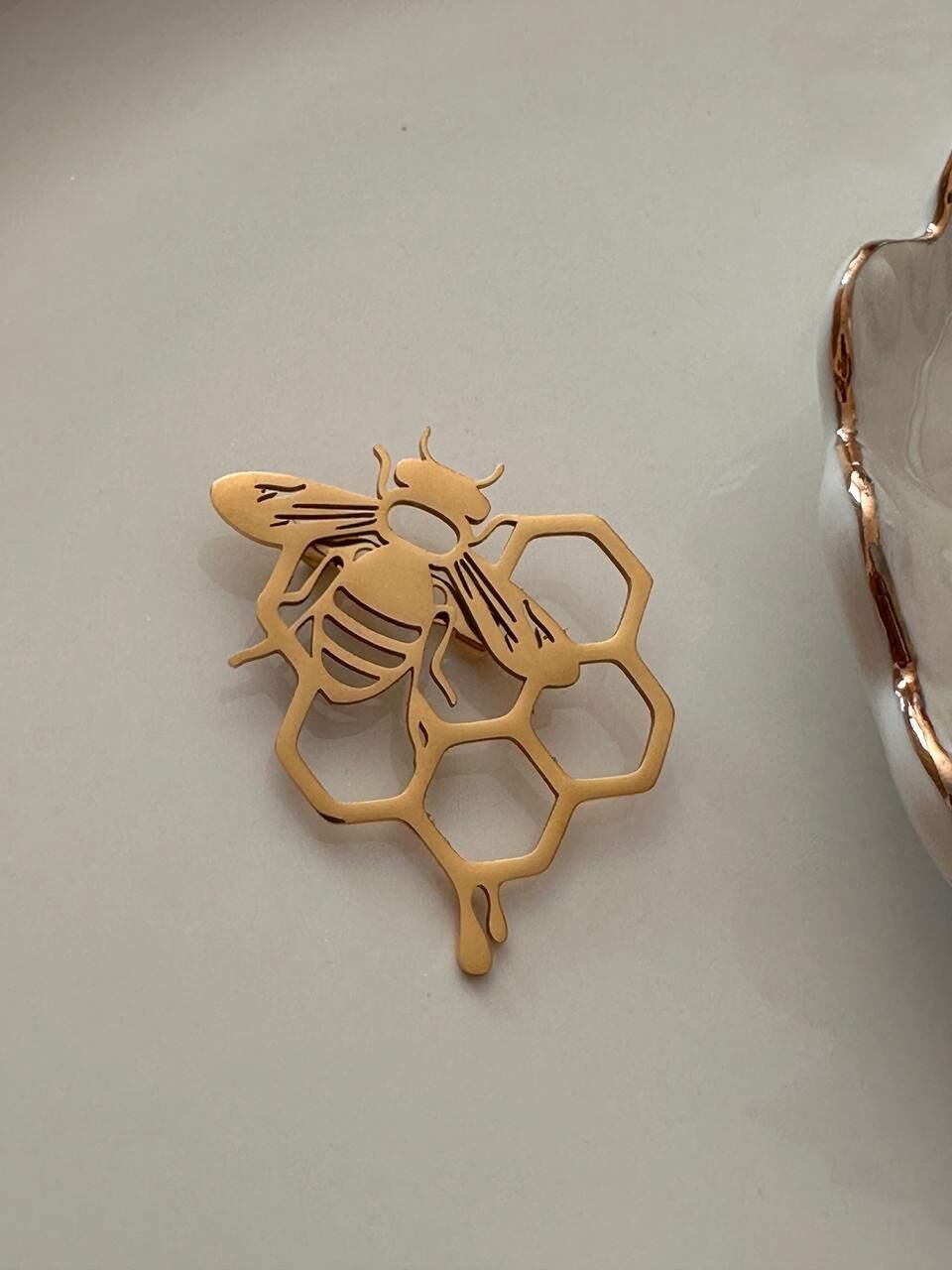 Gold Renk Paslanmaz Çelik Arı ve Petek Tasarım Broş En Boy 4,5 cm.