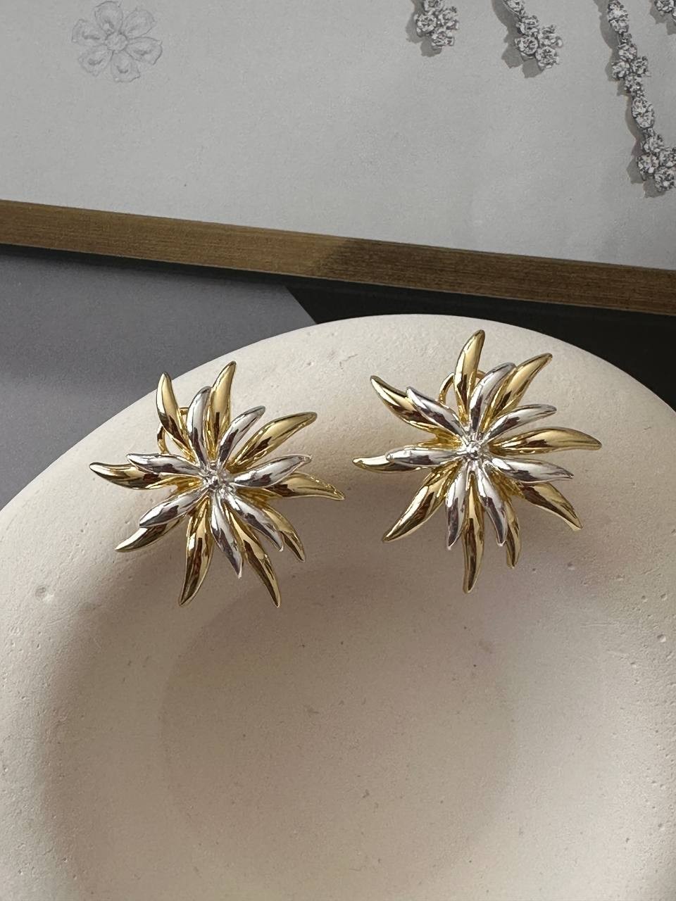 Vip Çelik Gold ve Gümüş Renk Premium Seri Antialerjik Çiçek Figürlü Küpe En Boy 3,5 cm.