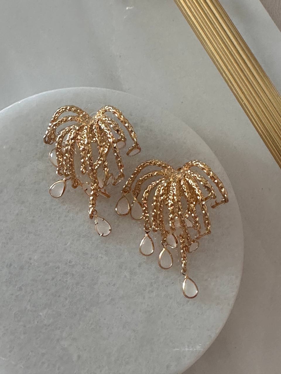 Gold Renk 925 K Gümüş Kaplama Krem Rengi Taş Sallantılı Palmiye Tasarım Küpe Genişlik 3,5 cm. Uzunluk 4,5 cm.