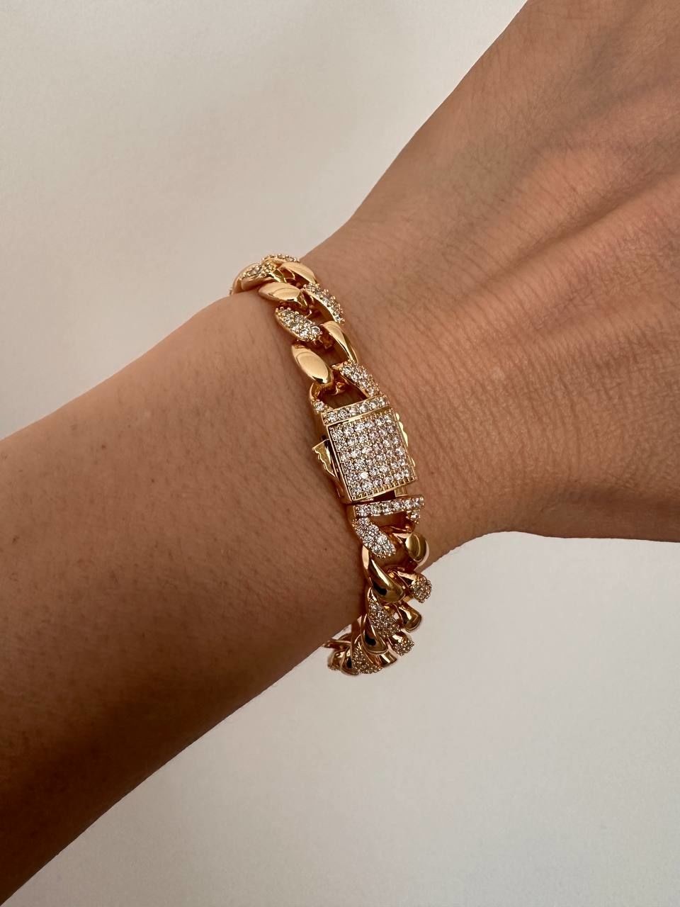 Vip Çelik Gold Renk Zirkon Taş Antialerjik Gurmet Zincir Bileklik Kalınlık 1 cm. Uzunluk 18,5 cm.
