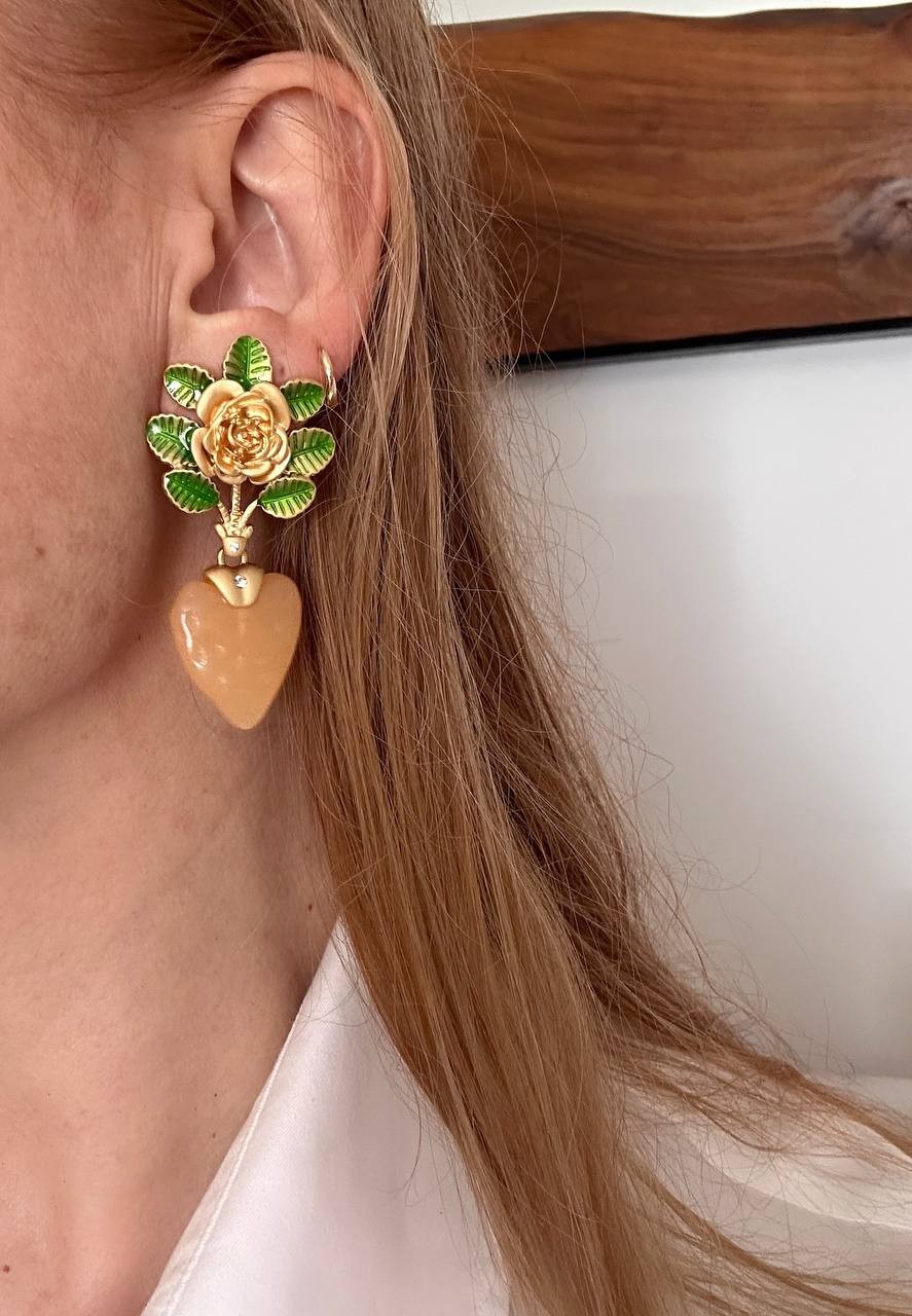 Gold Renk 925 K Gümüş Kaplama Zirkon Taşlı Mineli Çiçek Figürlü Çilek Sallantılı Küpe Genişlik 3 cm. Uzunluk 5,5 cm.